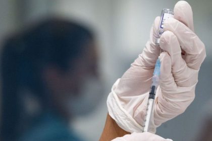 DKG und Union: Bundestag soll Impfpflicht im Gesundheitswesen aufheben