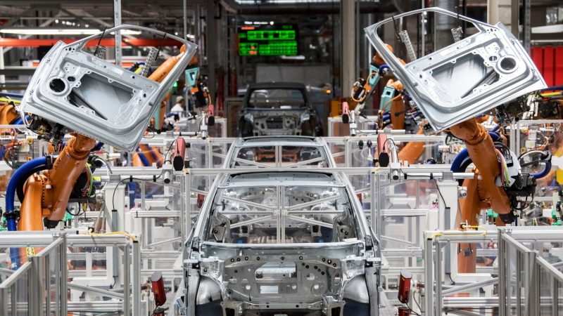 Unter dem Chipmangel leidet in Deutschland besonders die Autoindustrie.