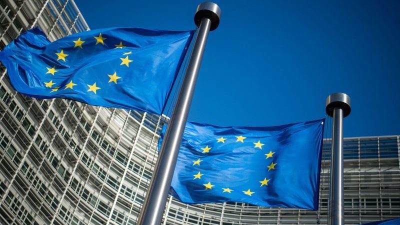 Flaggen der Europäischen Union vor dem Berlaymont-Gebäude, dem Sitz der Europäischen Kommission in Brüssel.
