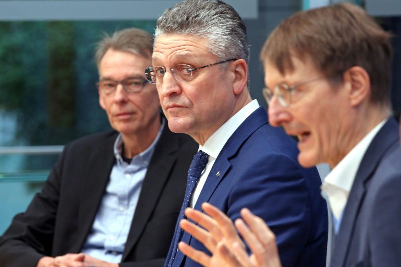 Rolf Apweiler (l-r), Direktor European Bioinformatics Institute des Europäischen Laboratoriums für Molekularbiologie (EMBL), Lothar Wieler, Präsident des Robert Koch-Instituts (RKI), und Karl Lauterbach (SPD), Bundesgesundheitsminister in der Bundespressekonferenz.