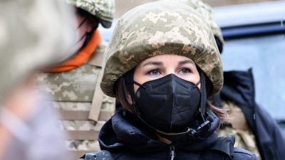 Baerbock mit Schutzweste an der Frontlinie in Ostukraine