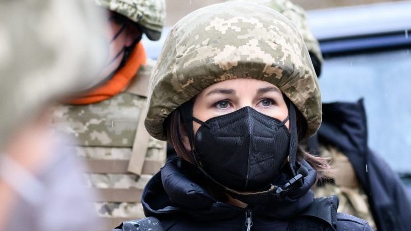Außenministerin Annalena Baerbock informiert sich im verlassenen Ort Schyrokyne an der Frontlinie zwischen der ukrainischen Armee und den von Russland unterstützten Separatisten über die Lage im Konfliktgebiet Donbass.