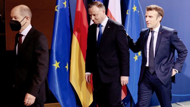 Bundeskanzler Olaf Scholz (SPD), der polnische Staatspräsident Andrzej Duda und der französische Präsident Emmanuel Macron (l-r) nach einem Treffen.
