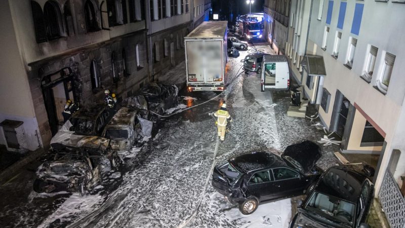 Feuerwehleute sind nach der Chaosfahrt eines Lastwagenfahrers in Fürth im Einsatz.