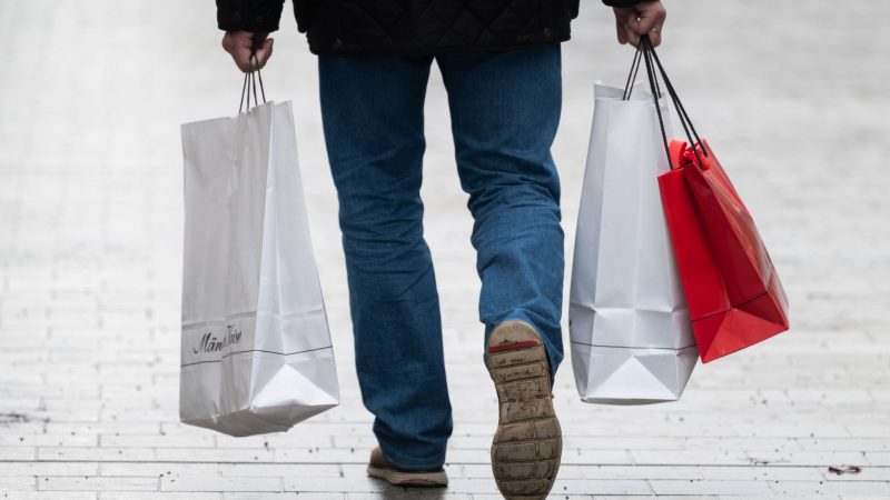 Ein Mann läuft mit Einkaufstaschen durch die Innenstadt von Hannover. Jeder Einwohner der Europäischen Union konsumiert pro Jahr im Durchschnitt knapp 15 Kilogramm an Bekleidung und weiteren Textilien.