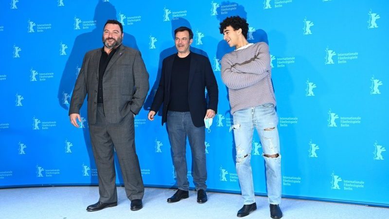 Stellen in Berlin ihren Film «Peter von kant» vor: der Schauspieler Denis Menochet (l-r), der Regisseur François Ozon und der Schauspieler Khalil Gharbia.