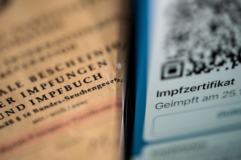 Das Verfassungsgericht in Karlsruhe entscheidet über die Impfpflicht für Pflege- und Klinikpersonal.