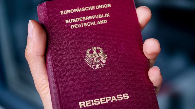 Die vor rund zweieinhalb Jahren eingeführte Möglichkeit, Kämpfern einer Terrormiliz die deutsche Staatsbürgerschaft zu entziehen, hat in der Praxis noch keine Folgen gehabt.