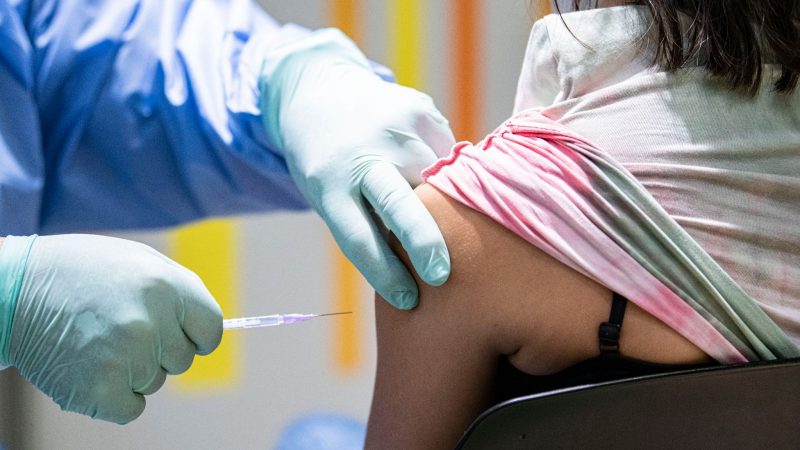 Eine Person wird im Impfzentrum Berlin-Tegel von einem Impfarzt gegen das Coronavirus geimpft.