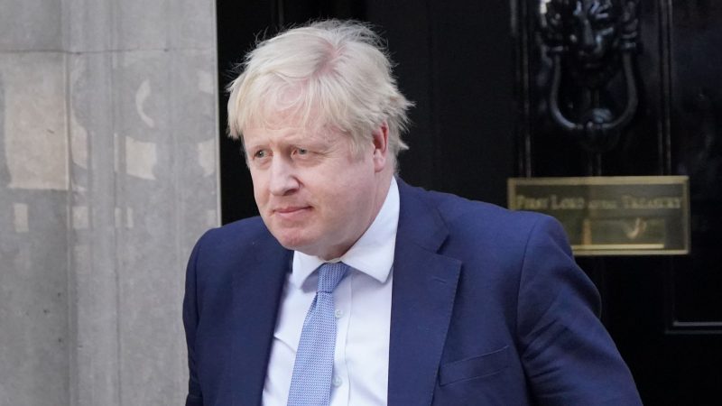 Der britische Premierminister Boris Johnson feiert das Wirtschaftswachstum seines Landes vom vergangenen Jahr.