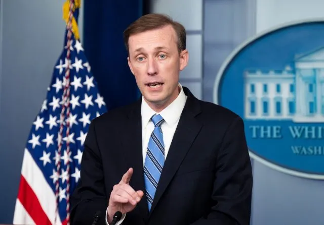 Der Nationale Sicherheitsberater der USA, Jake Sullivan, spricht während einer Pressekonferenz im Briefingraum des Weißen Hauses.