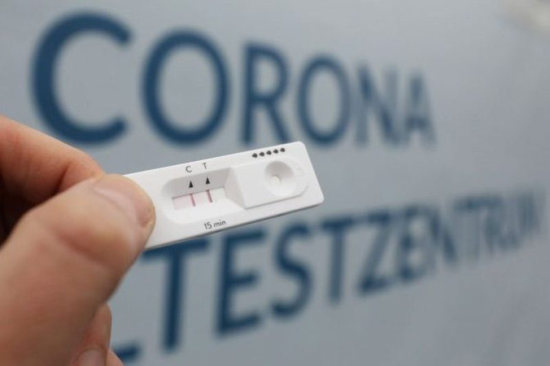 Blick auf einen Schnelltest mit positivem Ergebnis an einem Testzentrum in Rostock.