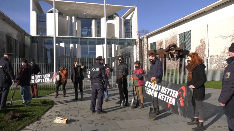 Klimaschützer der Gruppe «Aufstand der letzten Generation» pflanzen vor dem Amtssitz von Bundeskanzler Scholz Kartoffeln.