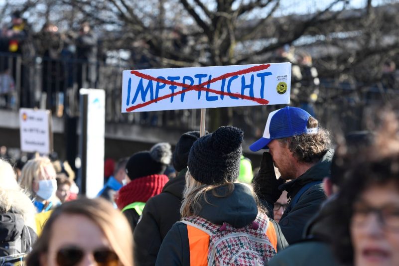 In Düsseldorf Tausende Menschen zusammen um gegen die Corona-Maßnahmen zu protestieren. Sie trafen sich am Rheinufer zu einem Zug durch die Innenstadt.