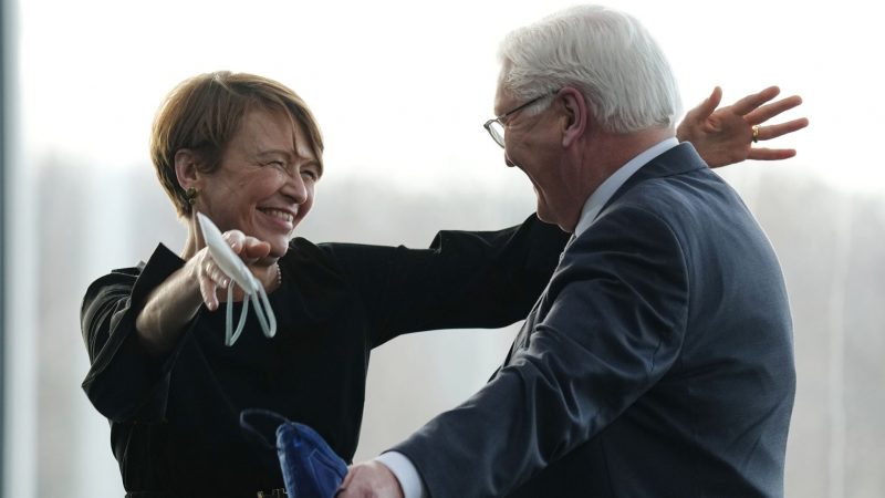 Lass Elke Büdenbender gratuliert ihrem Mann und Bundespräsidenten Frank-Walter Steinmeier zur Wiederwahl.