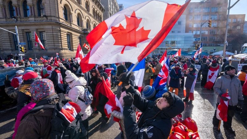 Demonstranten versammeln sich auf dem Parliament Hill in Ottawa.