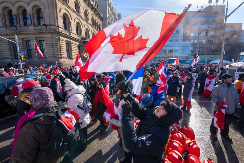 Demonstranten versammeln sich auf dem Parliament Hill in Ottawa.