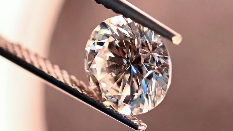 Bei der DDI Stiftung Deutsches Diamant Institut wird ein natürlicher Diamant mit 3,53 Karat in ein Diamantprüfgerät gelegt. Mit dem Gerät wird geprüft ob es sich um synthetische oder natürliche Diamanten handelt.