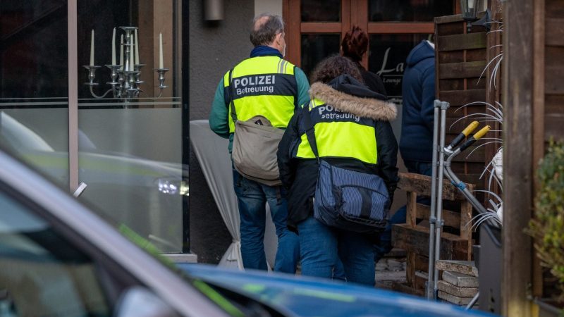Polizeibeamte vor einem Lokal in Weiden.  Nach einem Restaurantbesuch ist ein 52-Jähriger möglicherweise an einer Vergiftung gestorben.