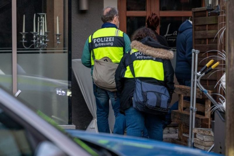 Polizeibeamte vor einem Lokal in Weiden. Nach einem Restaurantbesuch ist ein 52-Jähriger möglicherweise an einer Vergiftung gestorben.