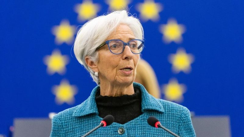 EZB-Präsidentin Christine Lagarde im Plenarsaal des Europäischen Parlaments. Sie sagte, die lockere Geldpolitik der Europäischen Zentralbank solle nur schrittweise angepasst werden.