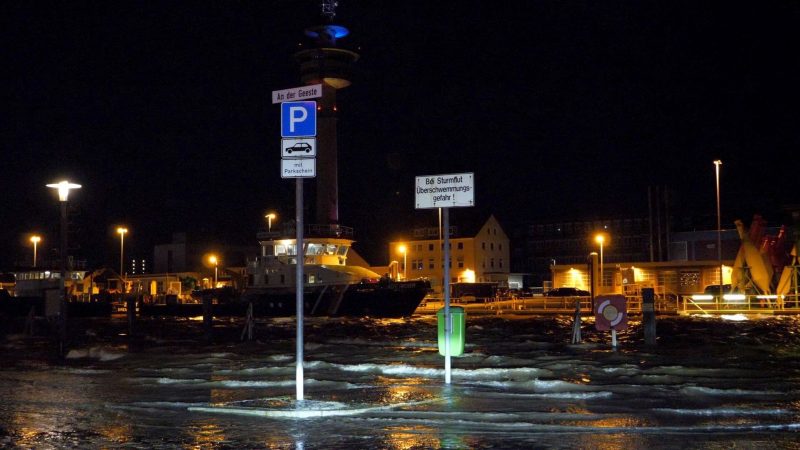 Straßen und Schilder stehen in Bremerhaven unter Wasser.