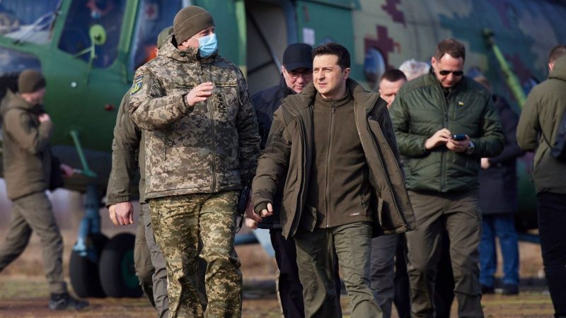 Dieses vom Pressebüro des ukrainischen Präsidenten zur Verfügung gestellte Foto zeigt Wolodymyr Selenskyj (M) bei einer Militärübung.