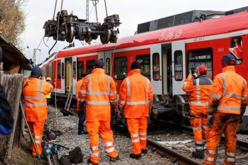 Aufräumarbeiten nach dem S-Bahn-Unfall: Das entgleiste Drehgestell hängt am Haken eines Krans.
