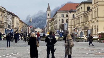 Rauchwolke über München – Brand in Lagerhalle