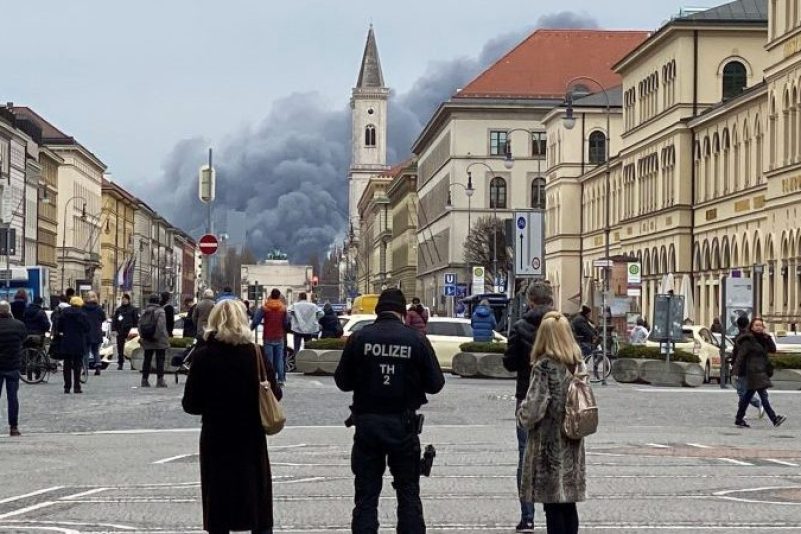 Rauchschwaden steigen über München auf.