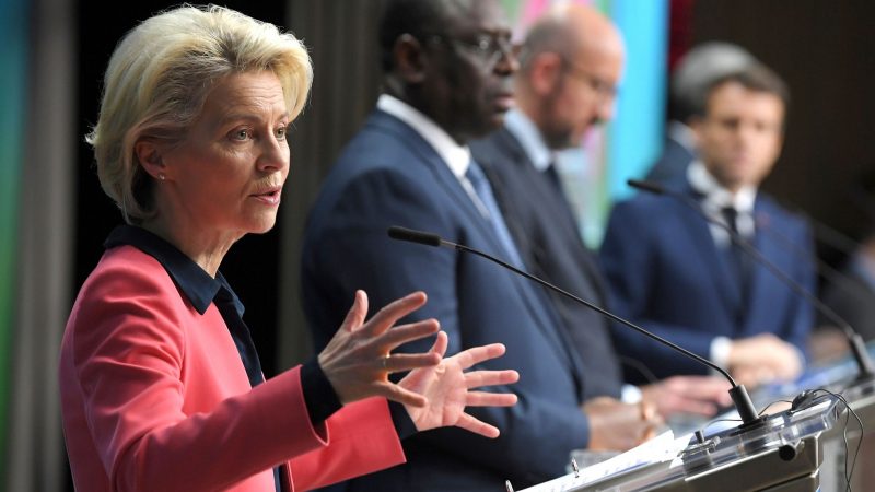 EU-Kommissions-Präsidentin Ursula von der Leyen spricht im Rahmen des EU-Afrika-Gipfel während einer Pressekonferenz.