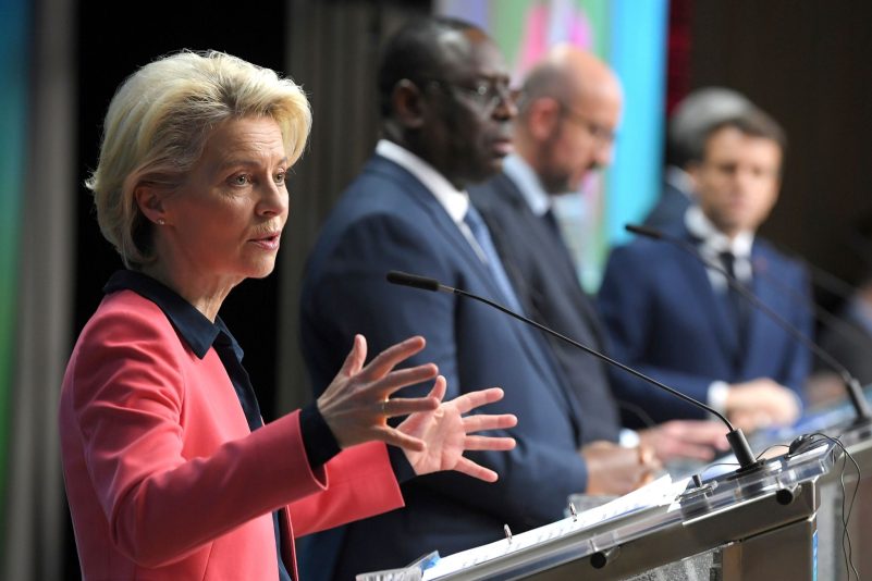 EU-Kommissions-Präsidentin Ursula von der Leyen spricht im Rahmen des EU-Afrika-Gipfel während einer Pressekonferenz.