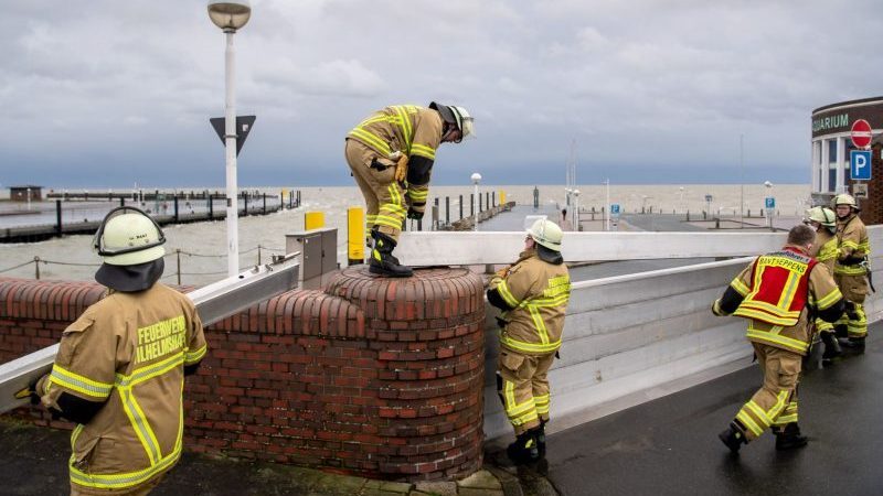 Sturmtief Zeynep trifft auf Deutschland. Einsatzkräfte der Feuerwehr Wilhelmshaven schließen in Vorbereitung auf die damit einhergehende Sturmflut den Deichschart zum Helgolandkai.