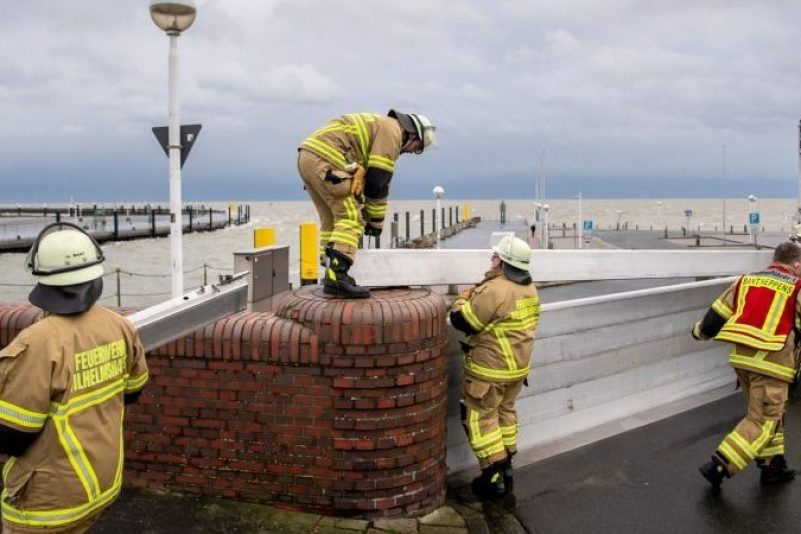 Sturmtief Zeynep trifft auf Deutschland. Einsatzkräfte der Feuerwehr Wilhelmshaven schließen in Vorbereitung auf die damit einhergehende Sturmflut den Deichschart zum Helgolandkai.