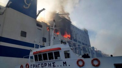 Ein Schiff nähert sich der brennenden Autofähre «Euroferry Olympia» vor Korfu. Einer Spezialeinheit des griechischen Rettungsdienstes ist es gelungen, zwei Männer zu retten.