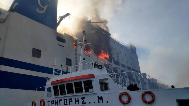 Ein Schiff nähert sich der brennenden Autofähre «Euroferry Olympia» vor Korfu. Einer Spezialeinheit des griechischen Rettungsdienstes ist es gelungen, zwei Männer zu retten.