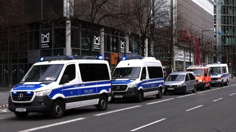 Einsatzfahrzeuge der Polizei stehen am Sony Center in Berlin, wo es in einem Aufenthaltsraum für Arbeiter einen Toten gab.