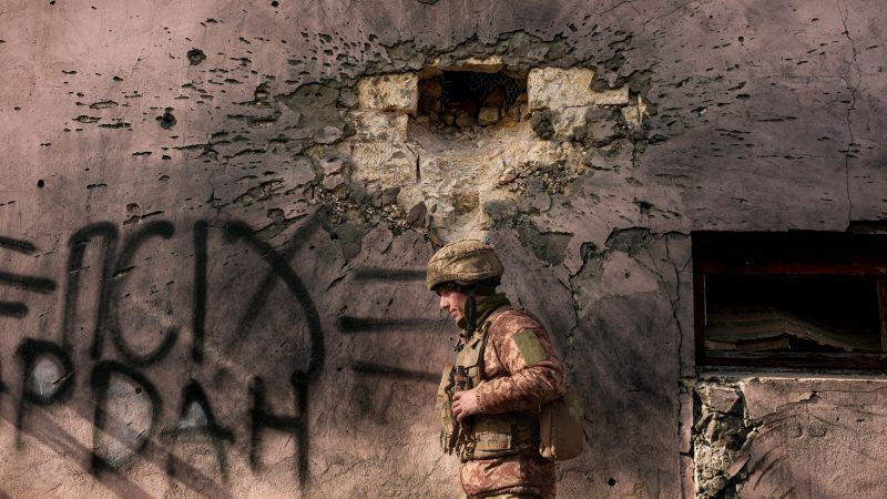 Ein ukrainischer Soldat geht an einem Gebäude vorbei, das von einer großkalibrigen Mörsergranate in der Region Luhansk getroffen wurde.