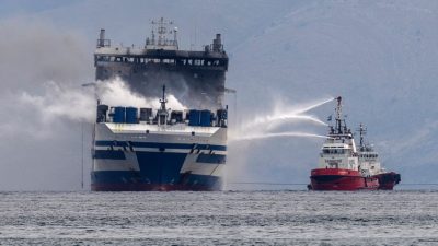 Feuer auf Schiffen vor Azoren und Korfu lodern weiter