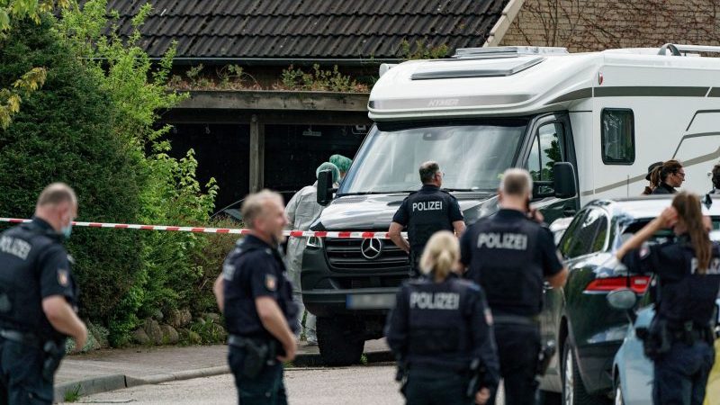 Polizisten untersuchen das Haus in Dänischenhagen bei Kiel, in dem zwei Tote gefunden wurden (Archivbild).