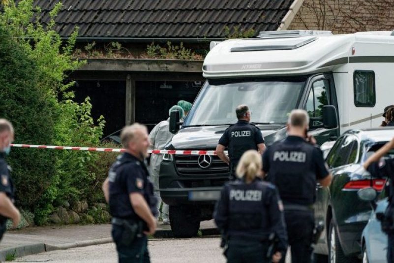 Polizisten untersuchen das Haus in Dänischenhagen bei Kiel, in dem zwei Tote gefunden wurden (Archivbild).