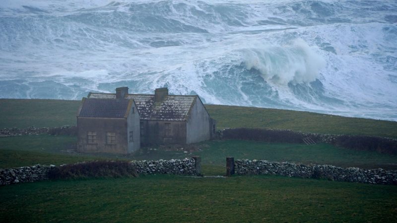 Wie gemalt stehen die Häuschen in der Grafschaft Clare an der Westküste Irlands im Sturm.