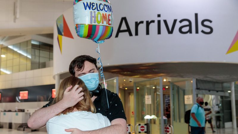 Zwei Personen umarmen sich in der Ankunftshalle am Flughafen Perth. Australien öffnet nach fast zwei Jahren wieder seine Grenzen für internationale Touristen.