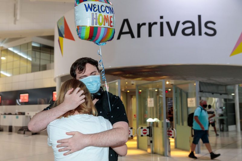 Zwei Personen umarmen sich in der Ankunftshalle am Flughafen Perth. Australien öffnet nach fast zwei Jahren wieder seine Grenzen für internationale Touristen.