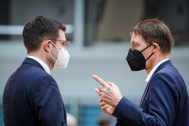 Gesundheitsminister Karl Lauterbach (SPD) und Justizminister Marco Buschmann (l, FDP) bei einer Sitzung des Bundeskabinetts im Bundeskanzleramt.