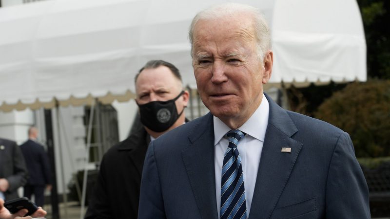 US-Präsident Joe Biden spricht vor dem Weißen Haus mit Journalisten über den Ukraine-Konflikt.
