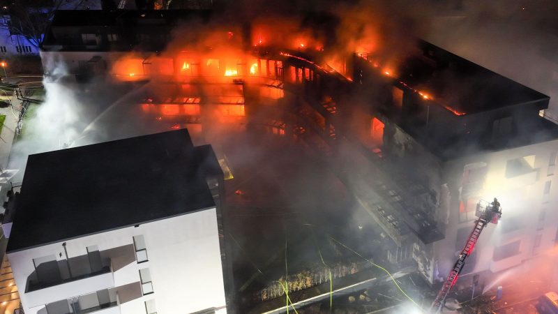 Drohnenansicht der Flammen, die aus einem Wohnkomplex im Essener Westviertel schlagen.