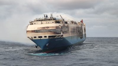 Brand auf Schiff mit 4.000 Autos: Mehr Sicherheit gefordert