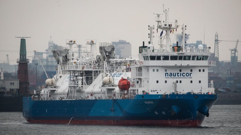Das LNG-Bunker-Schiff "Kairos" läuft den Hafen von Hamburg an. An mehreren Standorten in Norddeutschland laufen derzeit Planungen für das erste deutsche Importterminal für Flüssigerdgas (LNG).