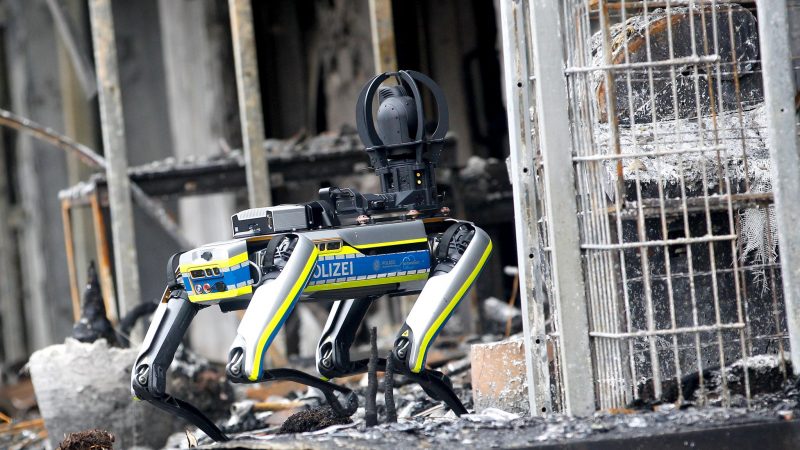 Ein Polizei-Roboter ist am ausgebrannten Wohnkomplex in Essen im Einsatz. Mit dem Laufroboter soll das einsturzgefährdete Gebäude erkundet werden.